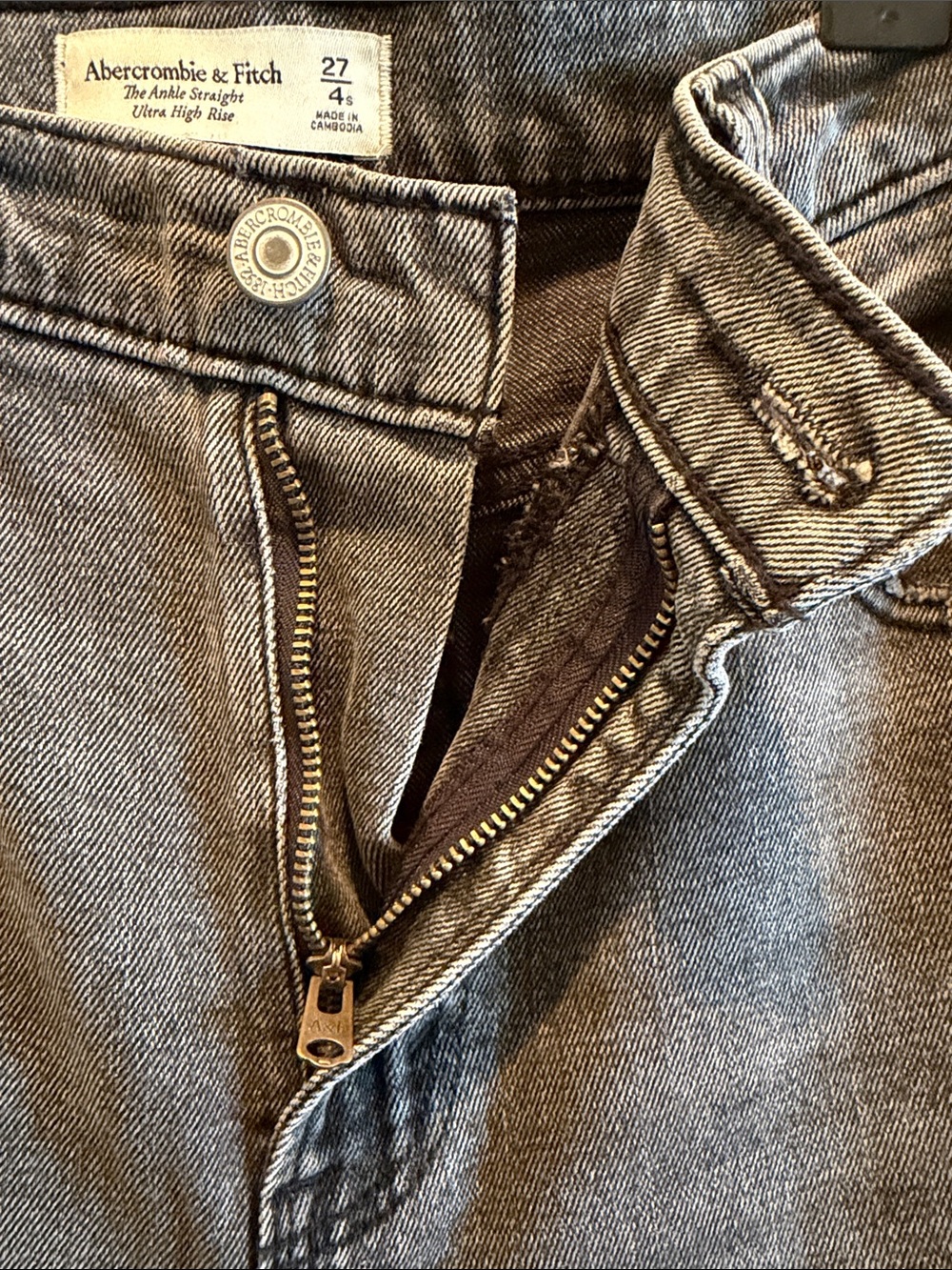 Abercrombie Ankle Straight Ultra High Rise - Rinsed Black - Picture 3 of 6